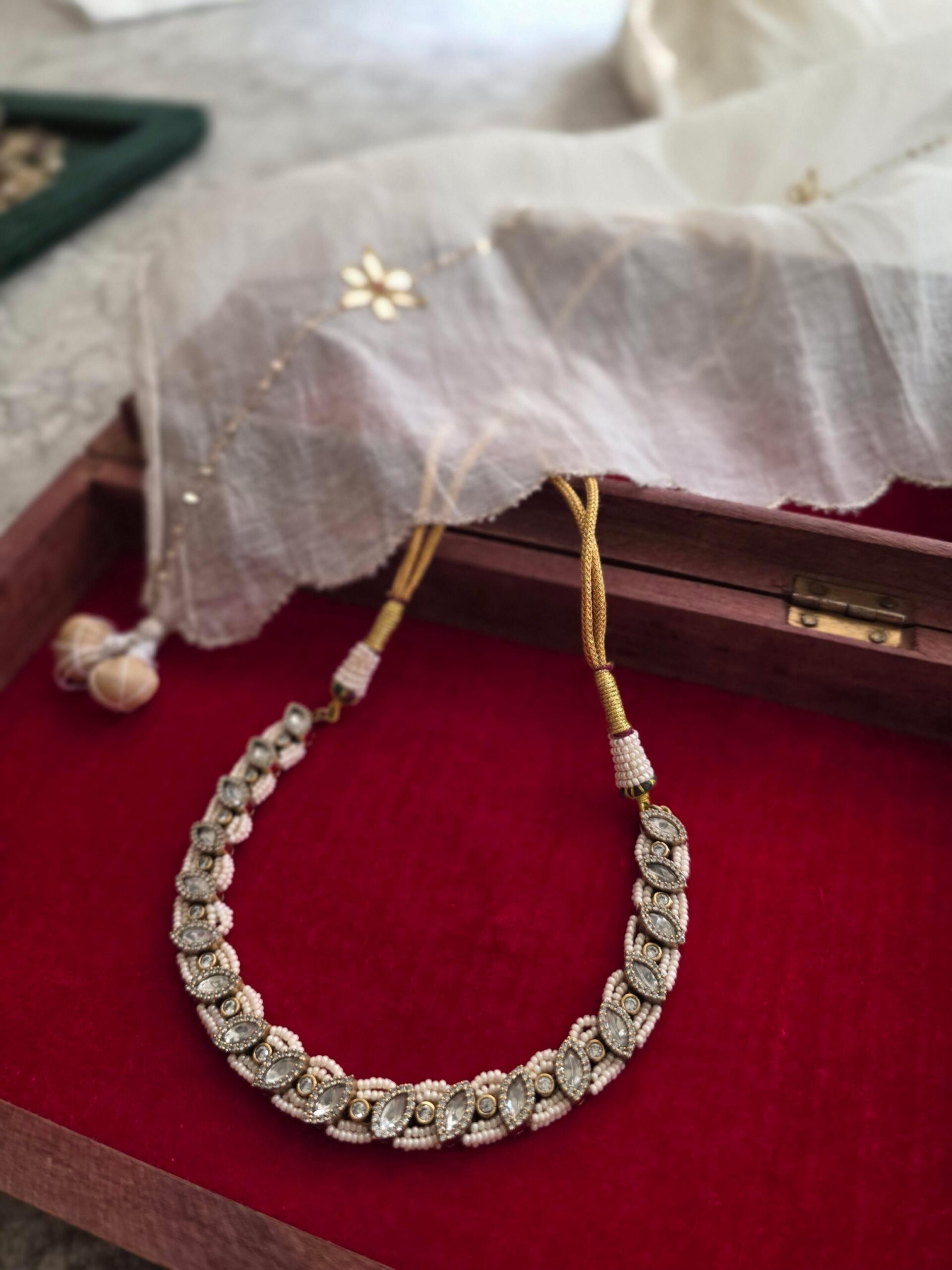 Rida delicate choker Thumbnail