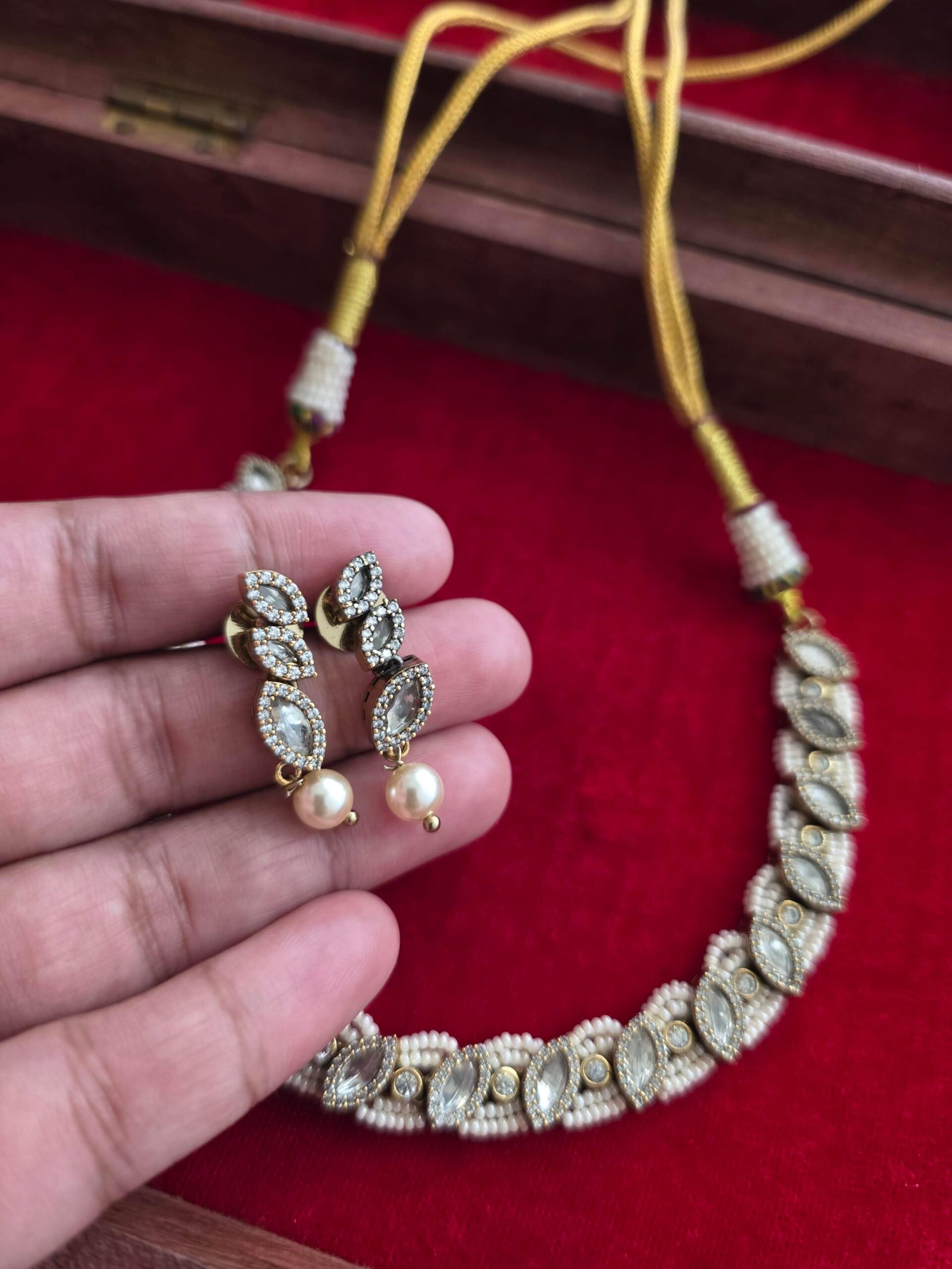 Rida delicate choker Thumbnail