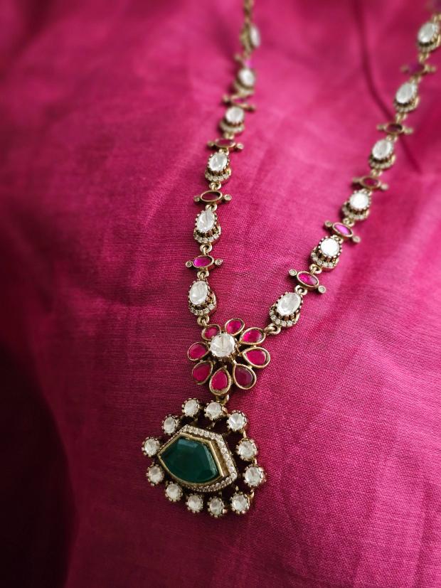 Zaraab handcrafted necklace with earrings Thumbnail