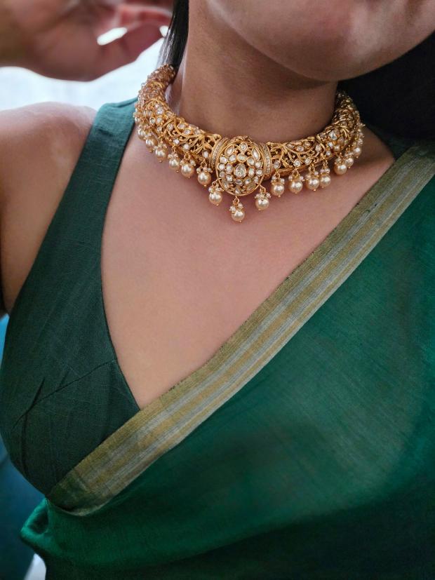 Vaira handcrafted necklace with earrings Thumbnail