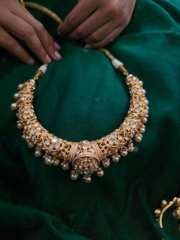 Vaira handcrafted necklace with earrings Thumbnail