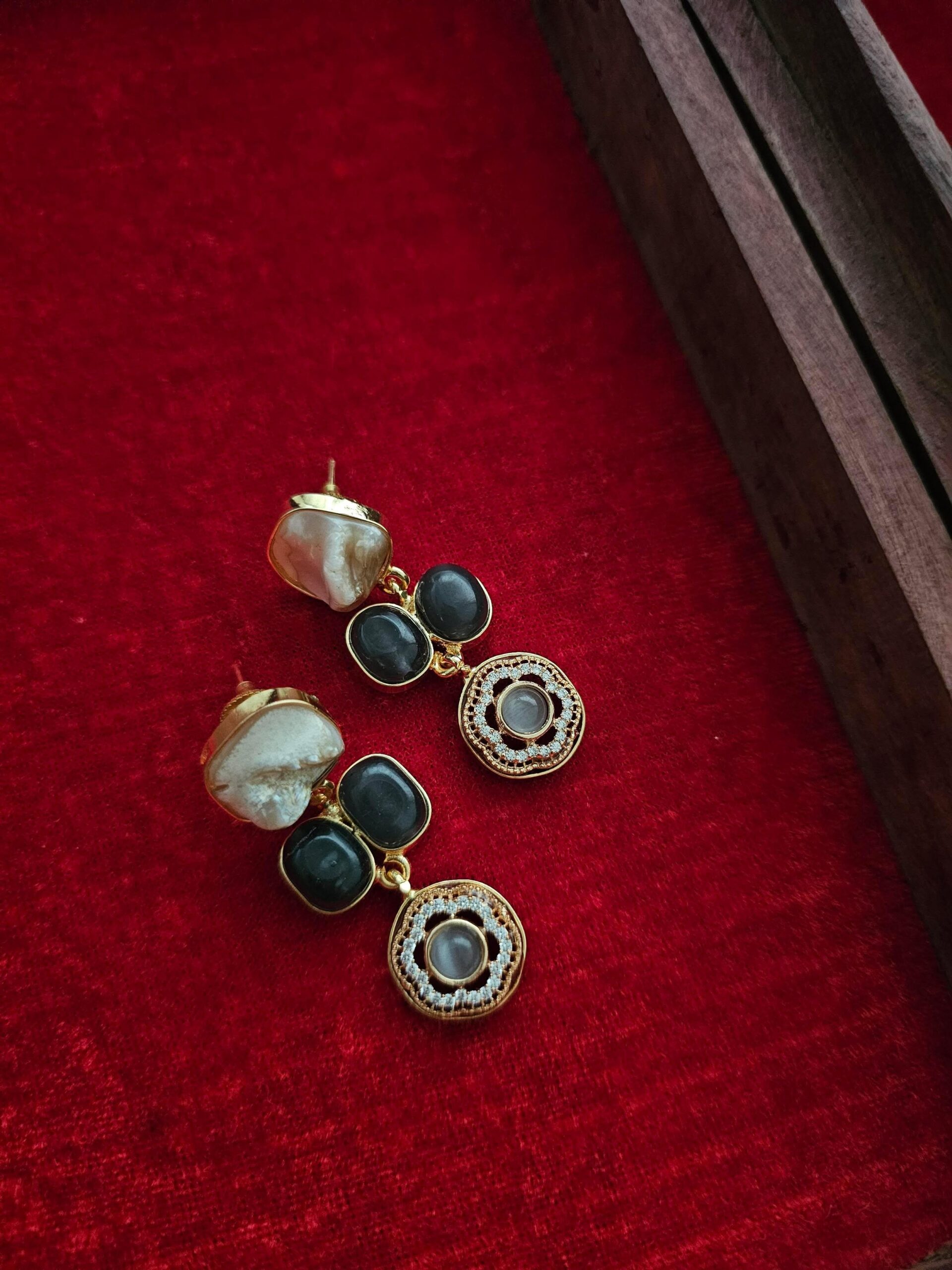 Arveen baroque and polki necklace Thumbnail