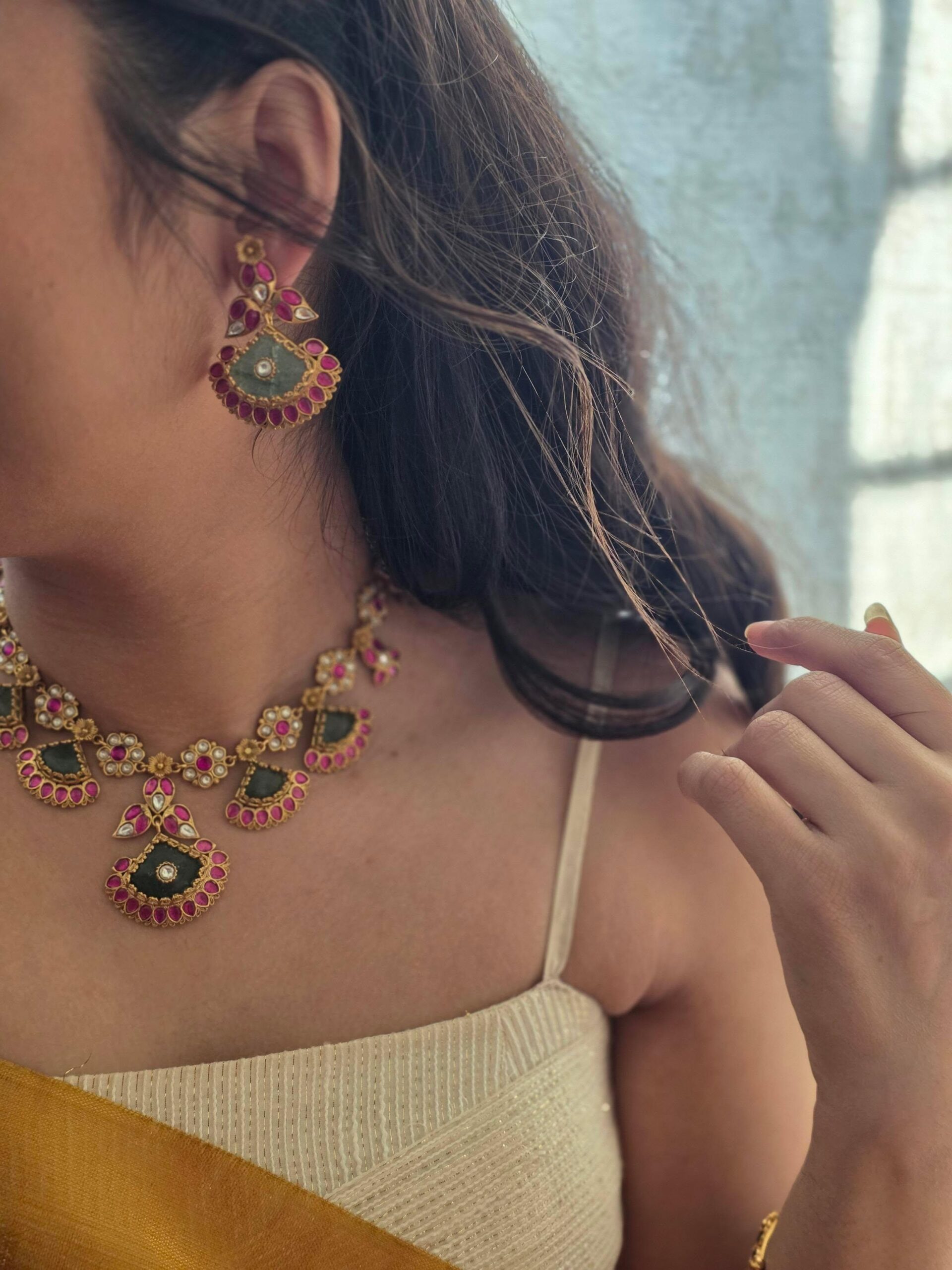 Surana handcrafted quartz necklace Thumbnail