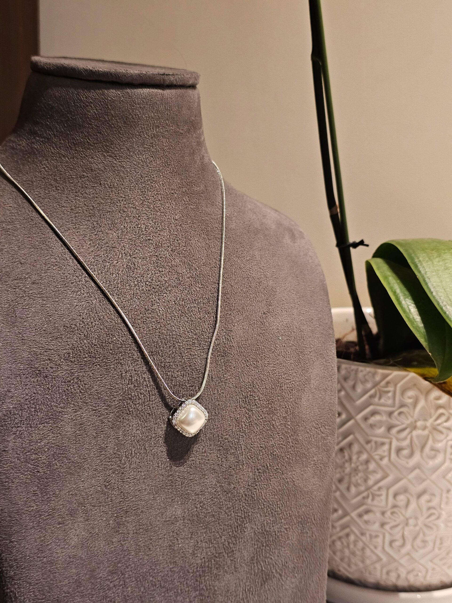 Roni delicate pearl necklace Thumbnail