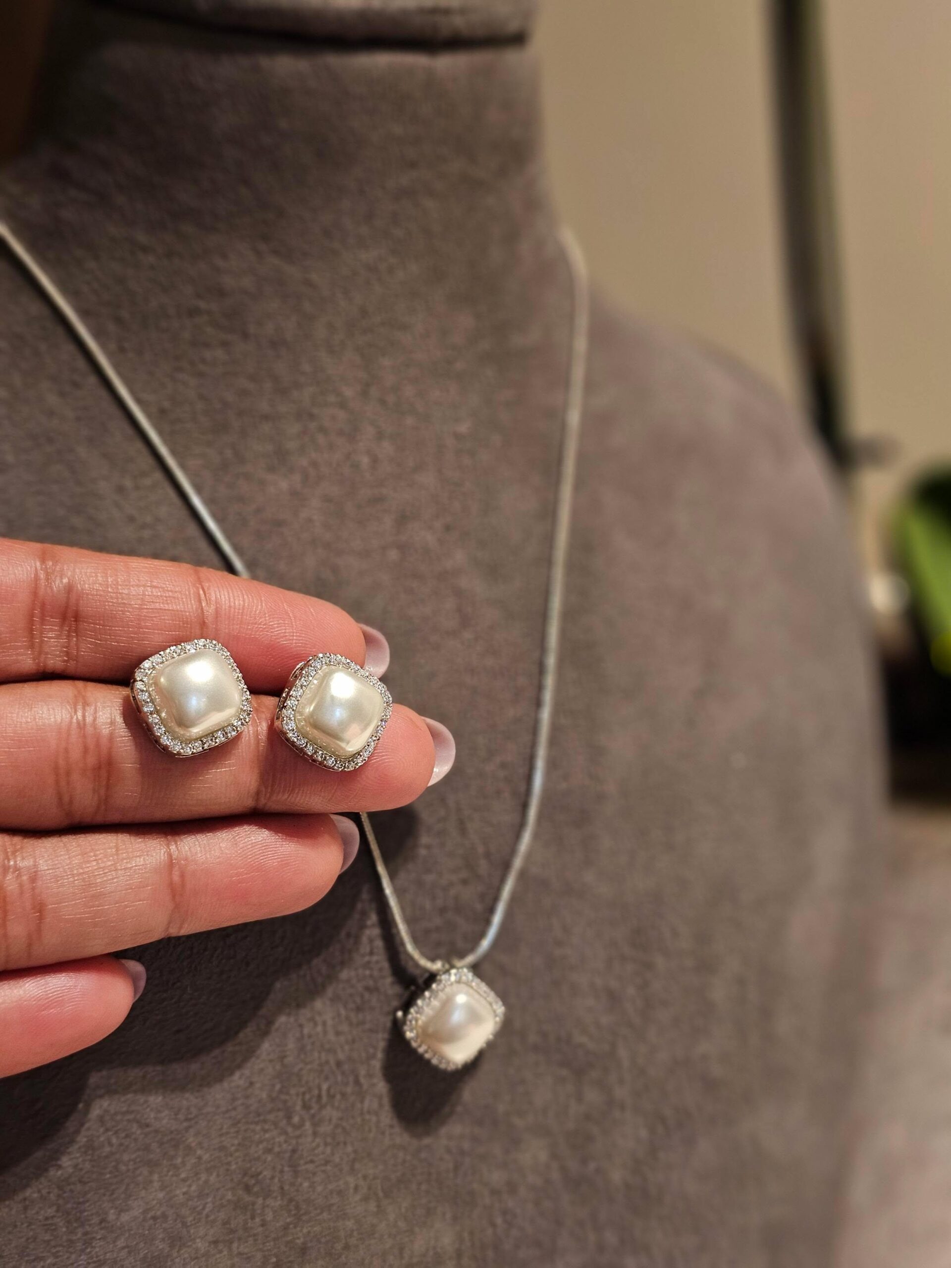 Roni delicate pearl necklace Thumbnail