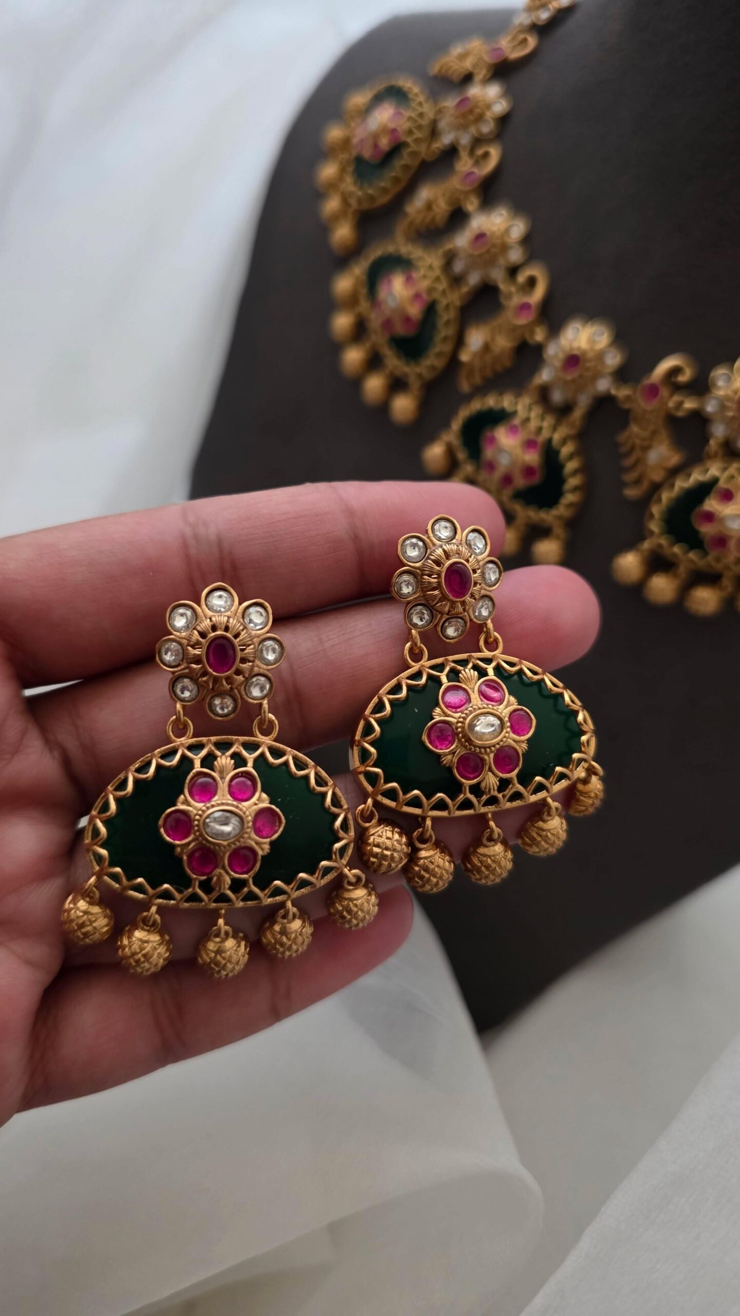 Meenlata handcrafted quartz and polki necklace Thumbnail