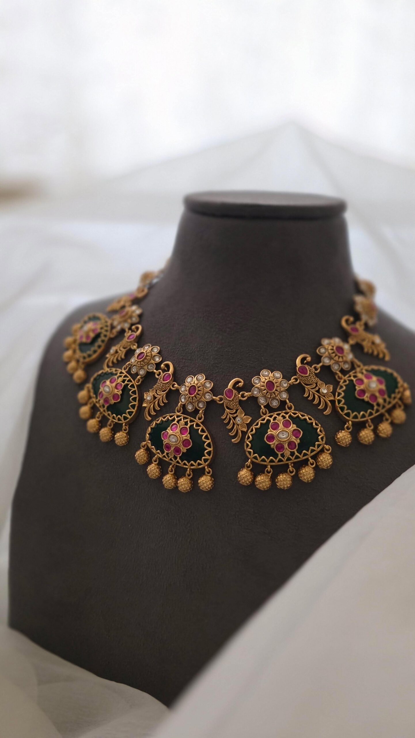 Meenlata handcrafted quartz and polki necklace Thumbnail