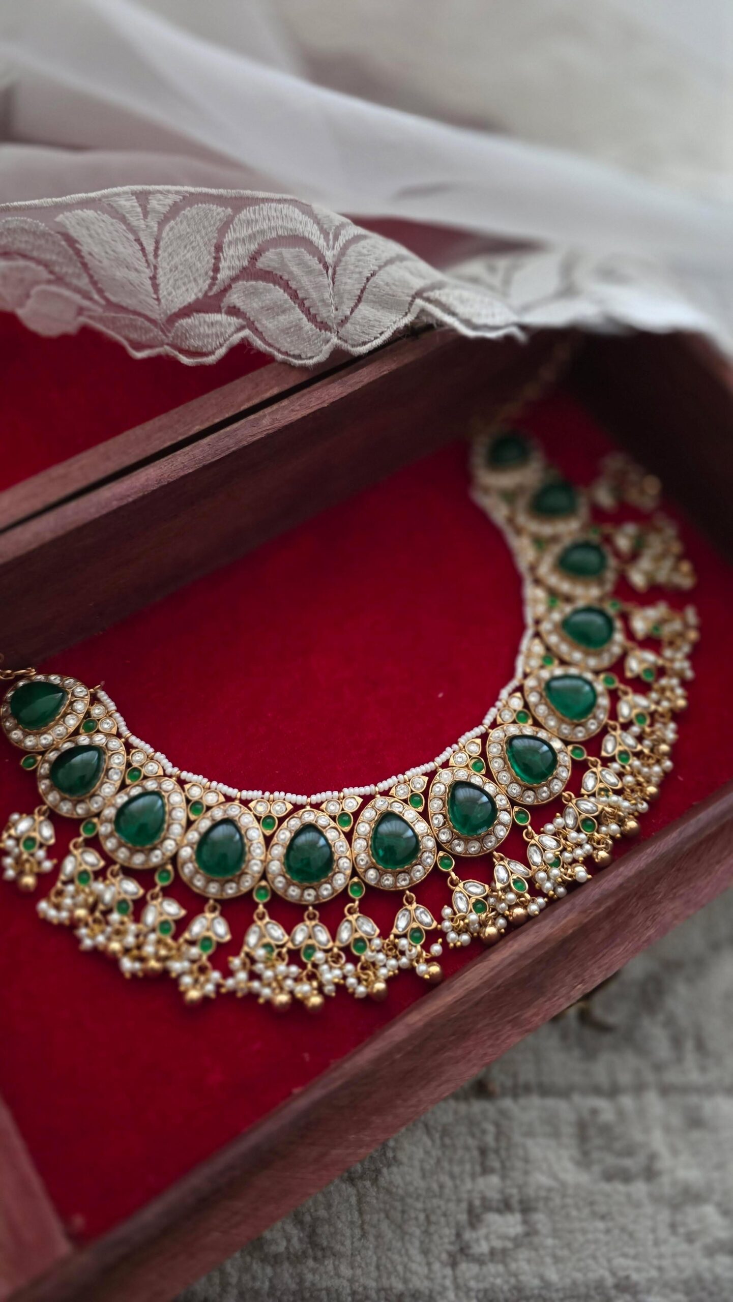 Vardan quartz and polki necklace Thumbnail