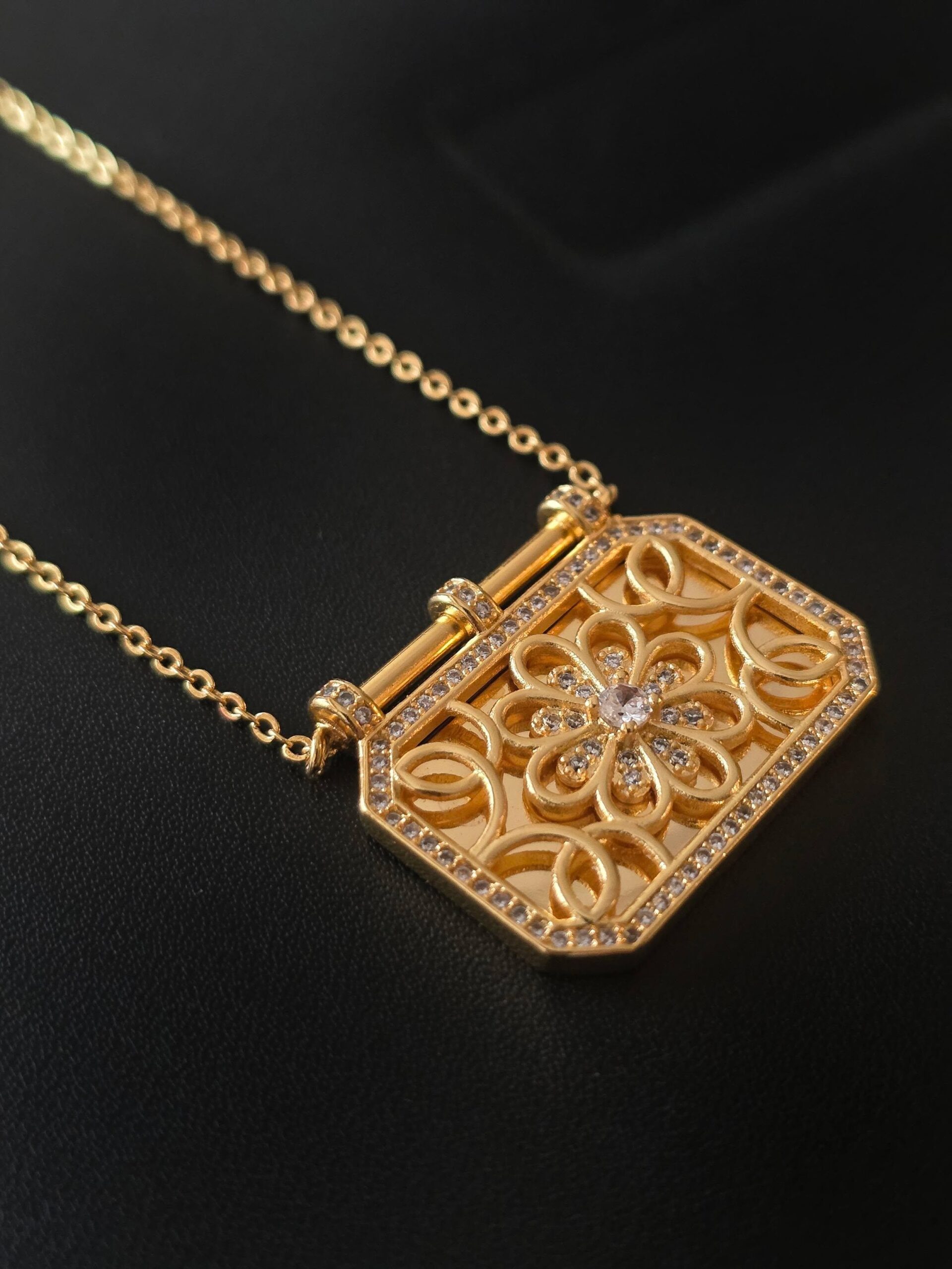 Jharokha delicate necklace Thumbnail