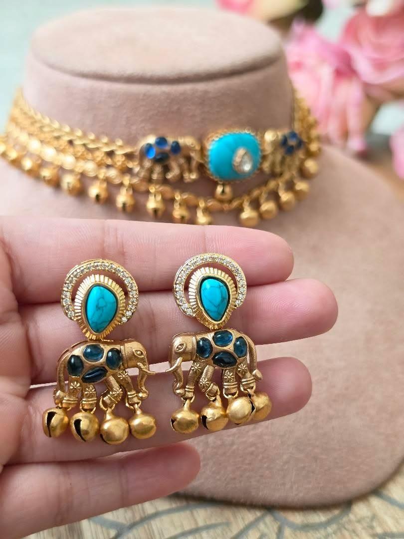 Saachi Handcrafted delicate choker Thumbnail