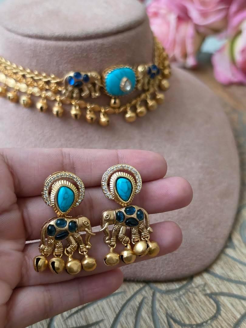 Saachi Handcrafted delicate choker Thumbnail