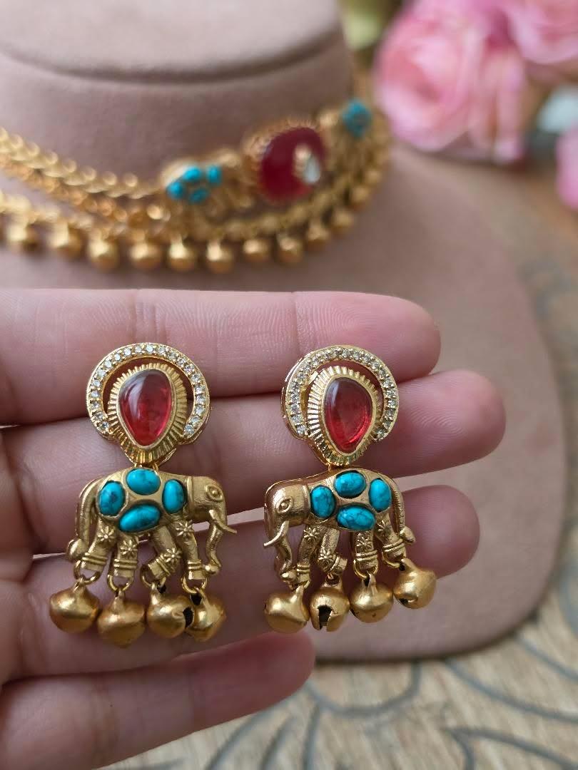 Saachi Handcrafted delicate choker Thumbnail