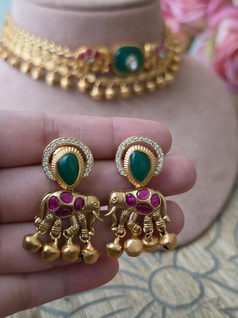 Saachi Handcrafted delicate choker Thumbnail